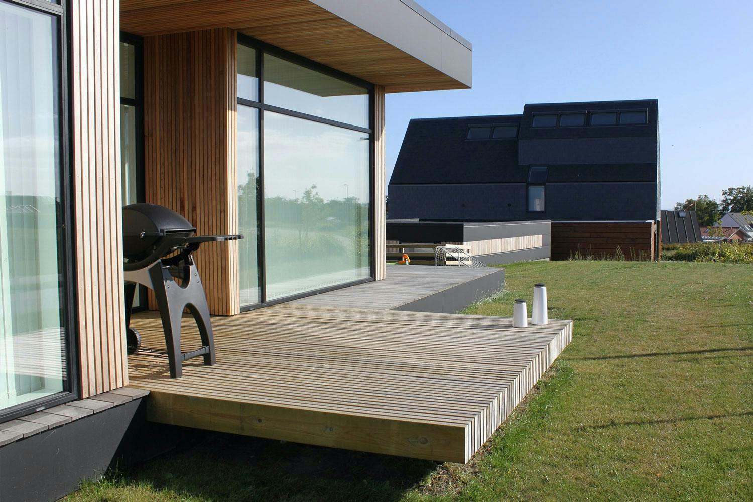 Svævende træterrasse