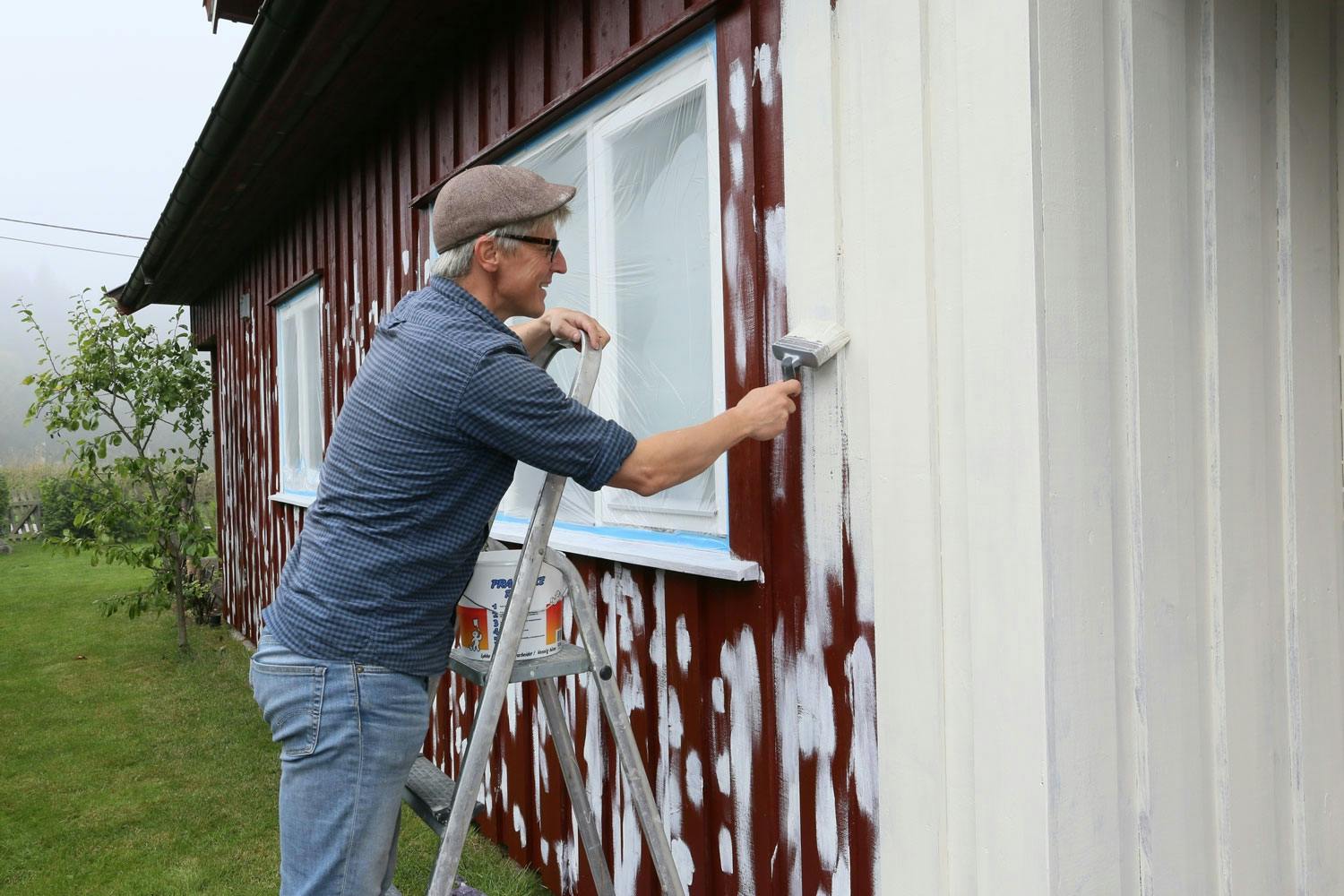 Godt malerarbeid beskytter kledningen, slik at den kan holde nærmest evig. Og godt malerarbeid holder i seg selv i mange år.