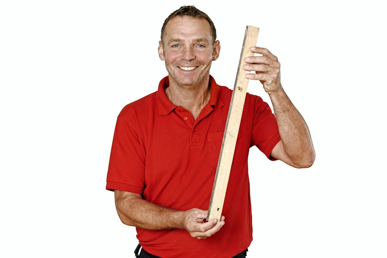 Drop saksen, og brug i stedet en tapetlineal, når du skærer tapetet til i baner. Se hvorfor i tip nr. 3.