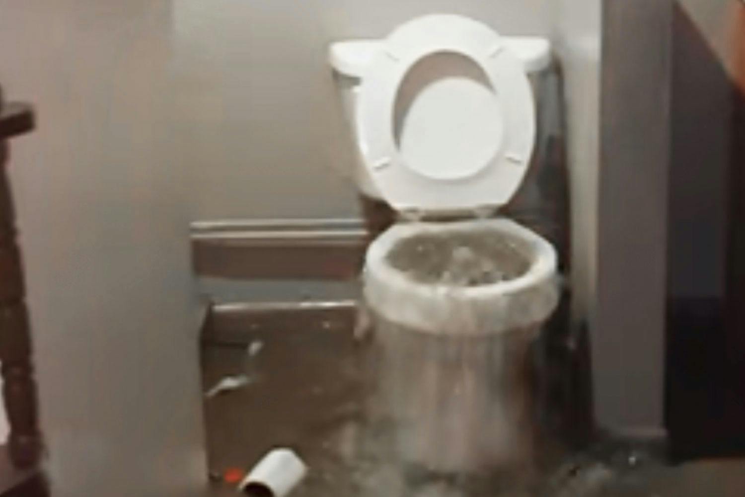 Kloakvandet stiger op ad toilettet i kælderen under et skybrud!