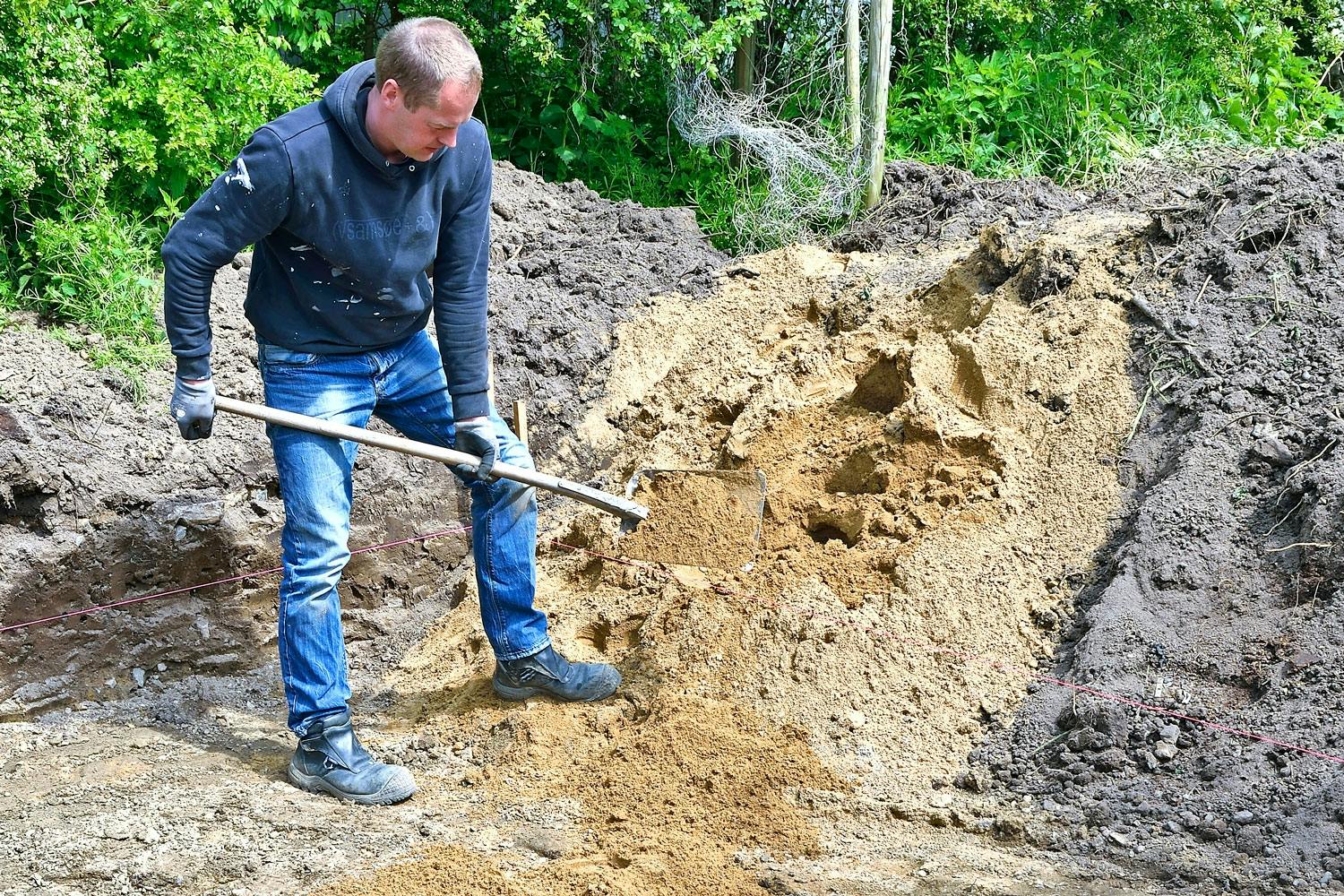 INVESTERING: Att få ett stenhårt och jämnt underlag för plattorna kräver kraft och tålamod. Men gör du det riktigt från början behöver du aldrig göra det igen.