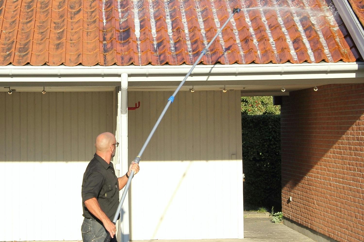 Det lange skaft kan nå helt op på taget og spule det rent.