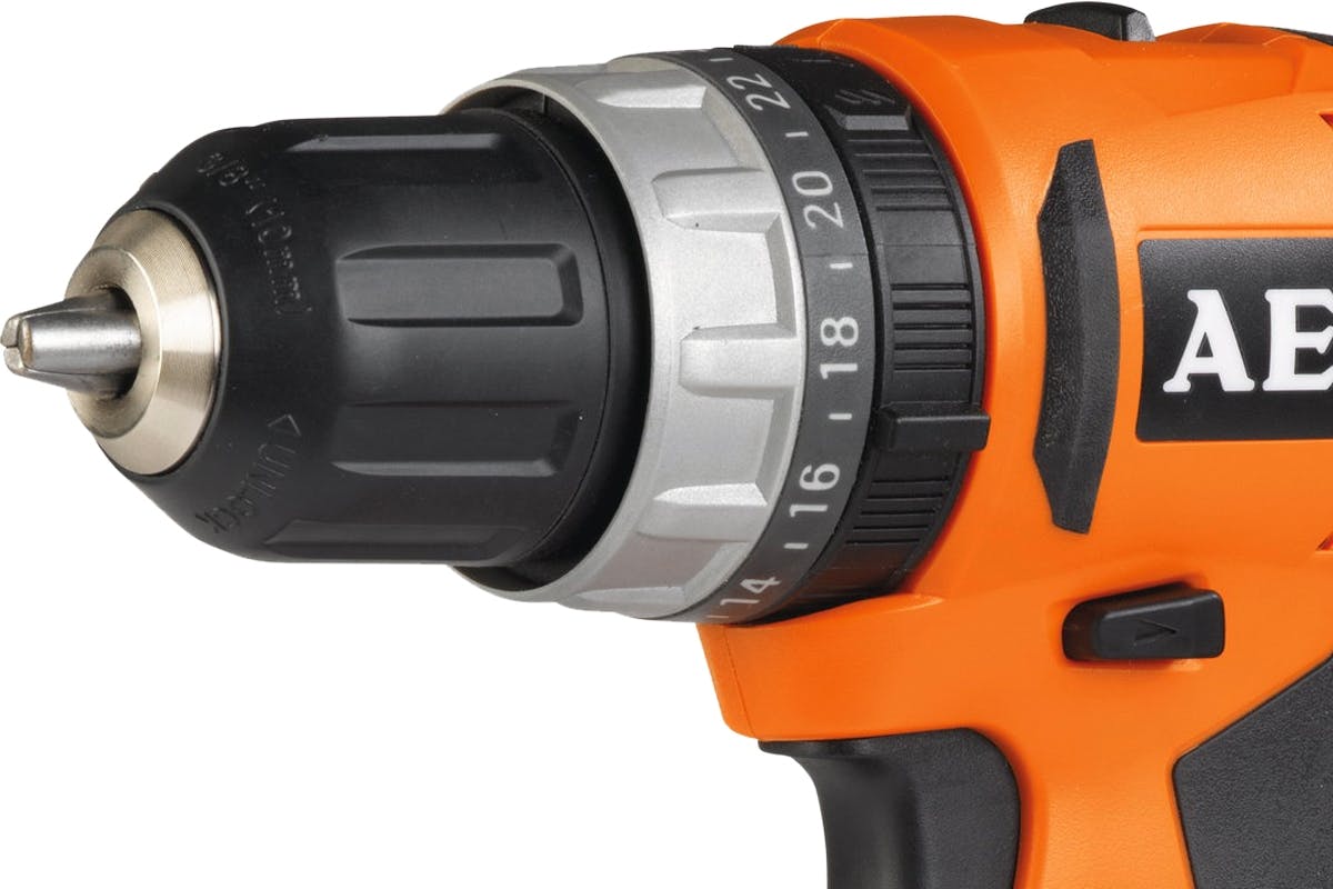 I de lave trin skal der ikke meget modstand til, før maskinen stopper med at skrue. En fordel til skruer i blødt træ.