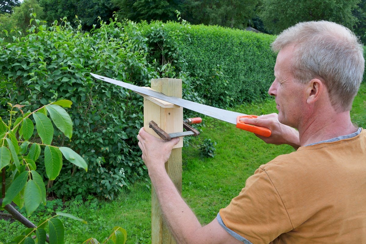 Du kan kappe stolpeendene helt likt når du bruker en mal – som er helt enkel å lage.