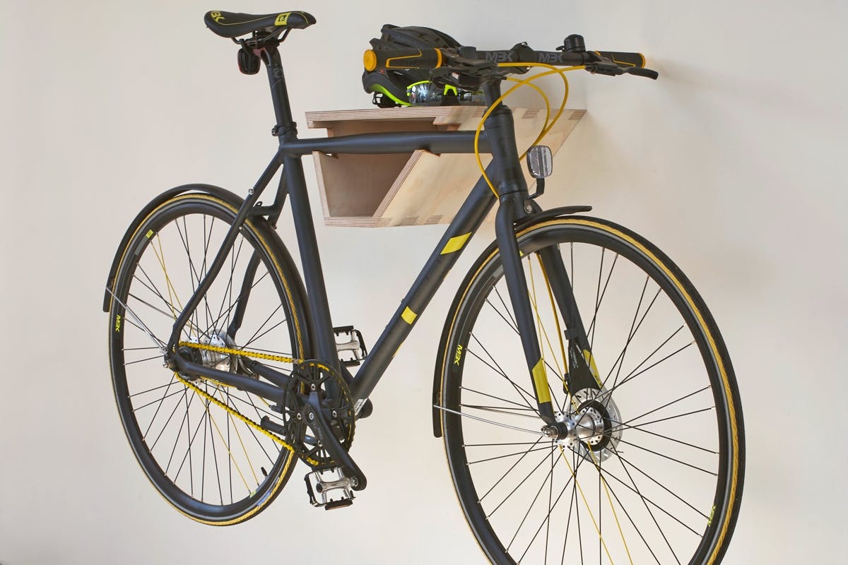 SMART DETALJ: Mjukt skinn i spåret till cykelns överrör, gör att du slipper repor.