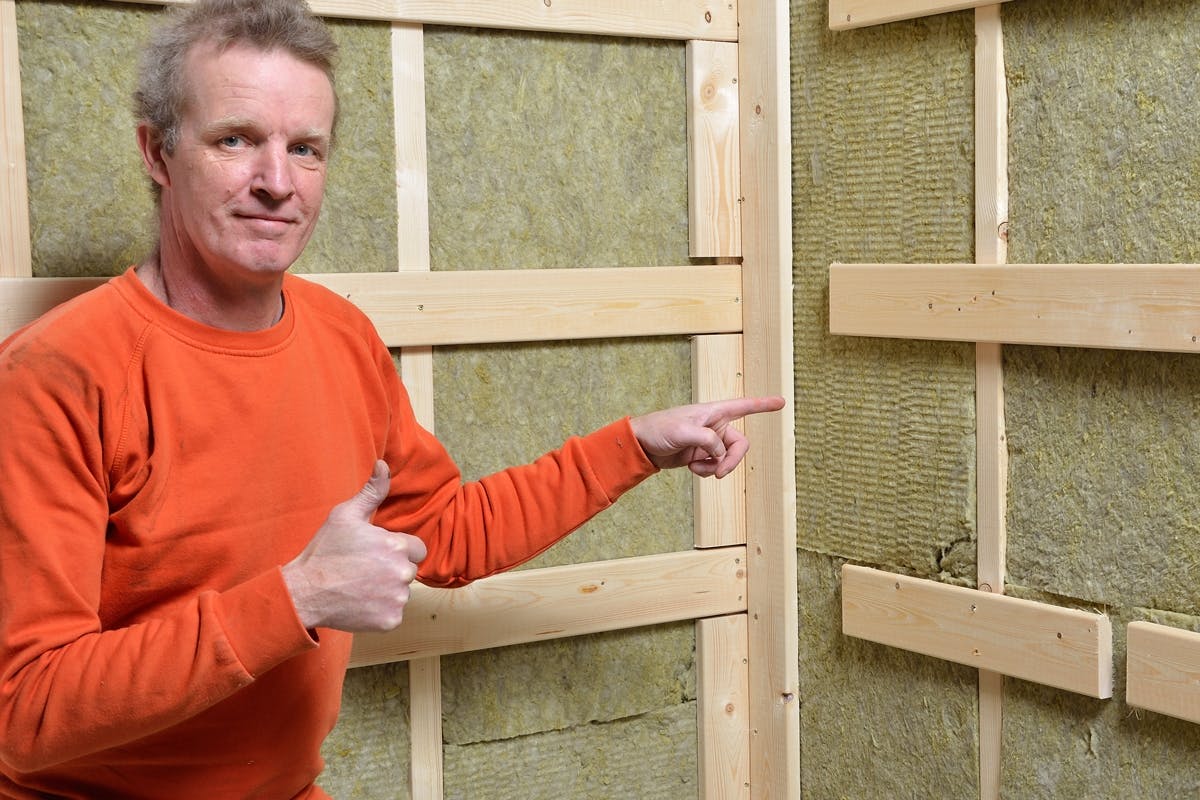 DETTE ER GREIT. Du kan godt være litt kreativ når du legger spikerslag utenpå reisverket, og bruke trestumpene du har. Platene medvirker også til å sikre stivheten.
