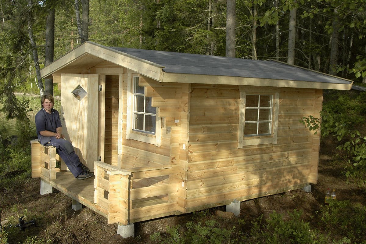 Drömmen är snart förverkligad. Huset är under tak, fönster och dörr har satts på plats och golvet har lagts. Efter en isolering kan du välja om du vill använda huset som bastu, redskapsbod, kontor eller gäststuga.