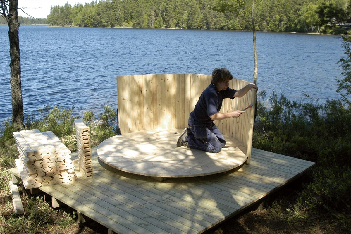 Badtunnan tar form i takt med att de lodräta stavarna knackas på plats. Det är ett både lätt och skojigt arbete som du klarar ensam. Du behöver dock en gummihammare och ett vattenpass.