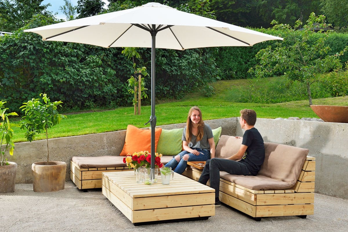 Loungen består af tre dele: En sofa, en solseng og et bord, som kan kombineres og sættes sammen efter behov.