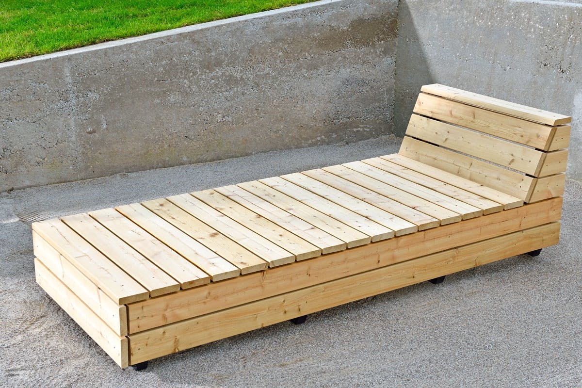 Møblernes dimensioner er valgt efter anvendelse af kun to grund-materialer: Lægter på 45x45 mm som skelet og terrassebrædder på 28x115 mm som beklædning.