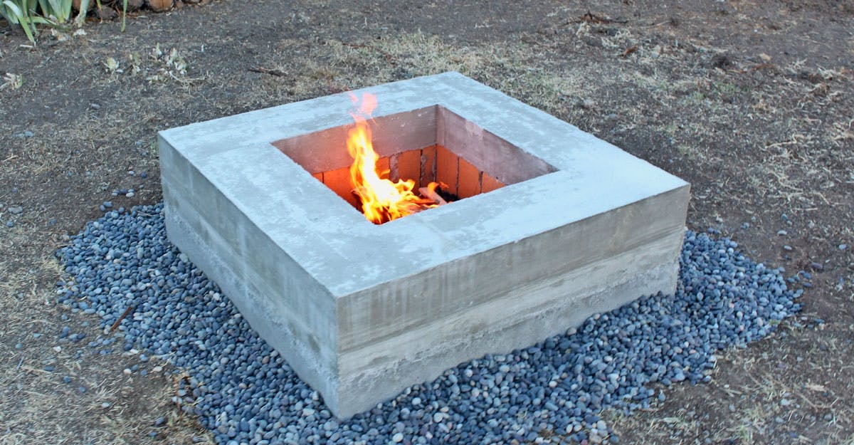 Bål skaper hyggestemning i hagen. Når flammene er blitt til glør, kan du eventuelt legge en rist over hullet og grille.