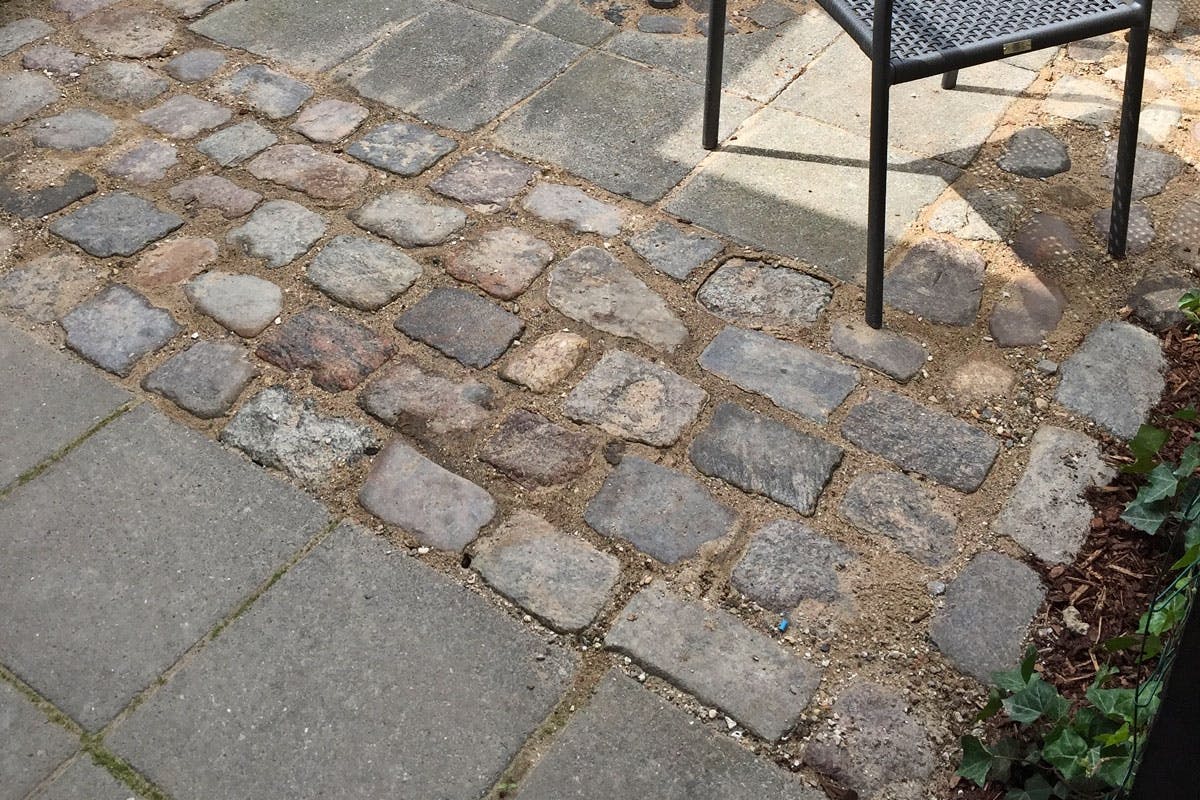 PLATTOR OCH STEN: Återbruksbeläggning är lätt att hitta, och om du blandar gatusten, natursten och plattor får du en altan med ett fint färgspel.