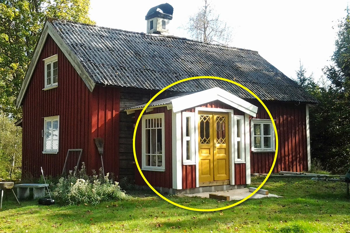 Da forstuen skulle bygges på dette gamle hus, var det naturligt at købe genbrugsvinduer og -døre.