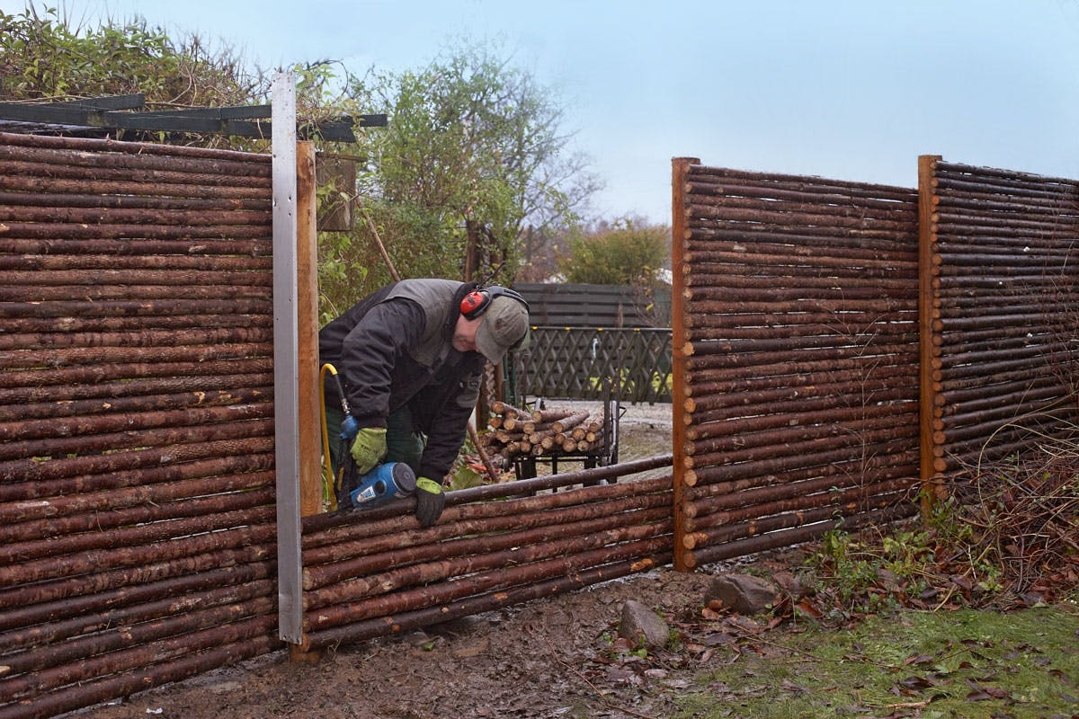 Granstokkene med bark, har bevart beskyttelsen mot sopp og insekter, som de naturlig er utstyrt med.