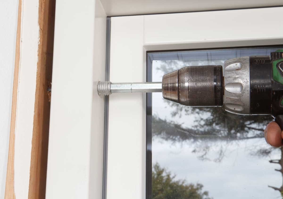 I et træhus skal vinduerne kunne rettes til, hvis huset giver sig. Det sikrer den rigtige karmskrue.