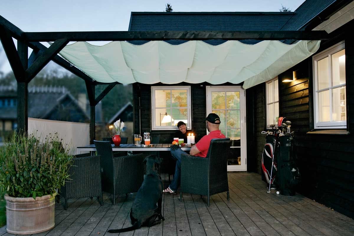 **2. OVERDEKNING** En overdekning skaper et rom på terrassen, og gjør det mulig å bruke den mye mer – uansett om det er et skyggende dekke av planter, eller en tettere flate som holder regnet borte.
