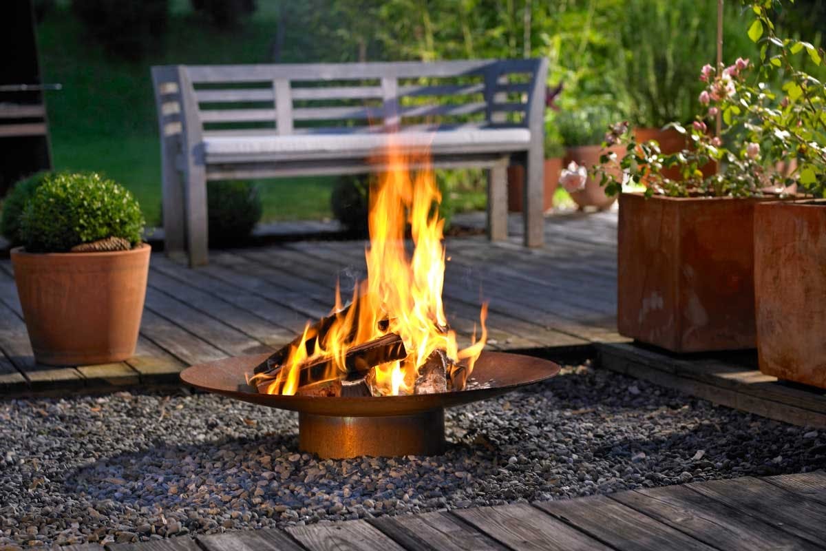 **6. ET BÅLSTED** eller en grill blir midtpunktet på sene kvelder gjennom hele sommeren.