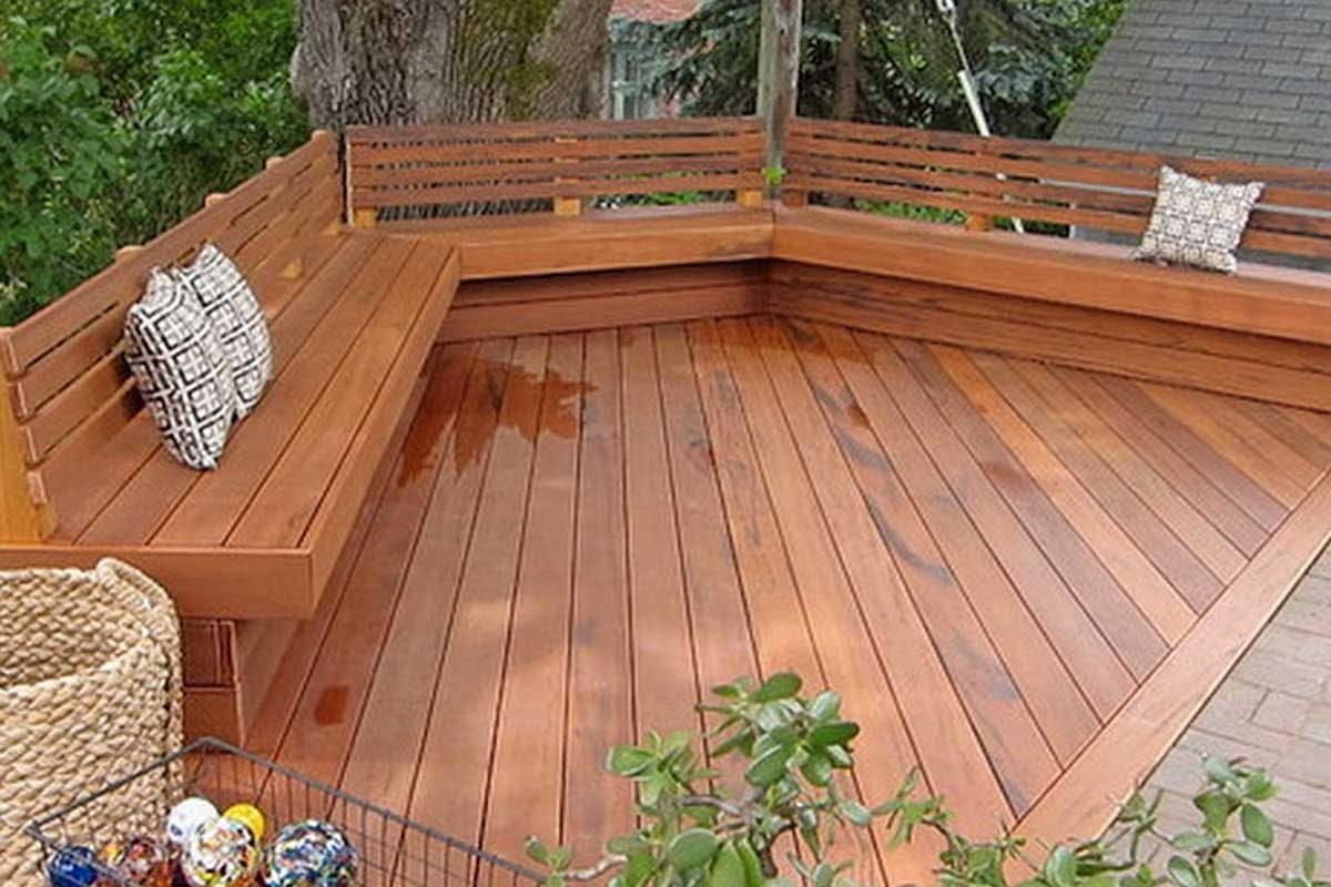 **3. FASTA MÖBLER** får din terrass att skilja sig från andra. Och eftersom du redan arbetar med träytor blir det lätt att skapa de fasta möblerna.