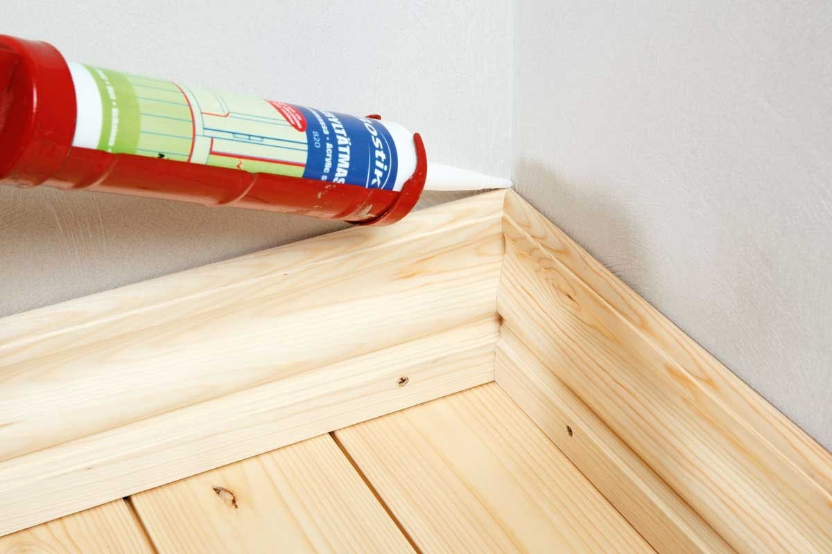 Paneeleja seinään liimattaessa liiman kannattaa antaa kuivua vähän aikaa, ennen kuin paneelit painetaan kiinni.
