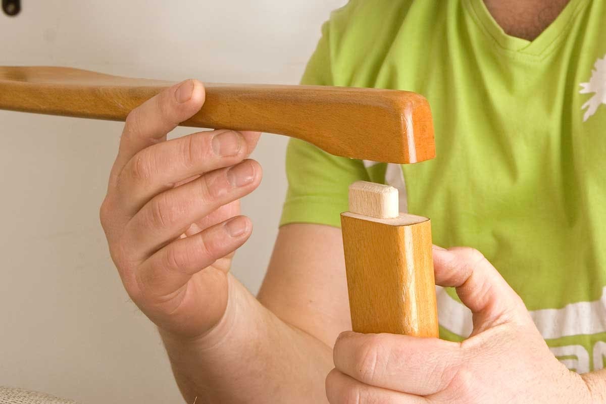 På ældre stole med klassiske tapsamlinger er problemet oftest, at den gamle lim har sluppet sit tag. Når det sker, er stolens dele lige til at skille ad med håndkraft.