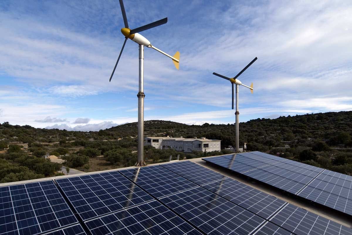 Solceller er hverdag, men vindmøller er realistisk set ikke en løsning for villaerne.
