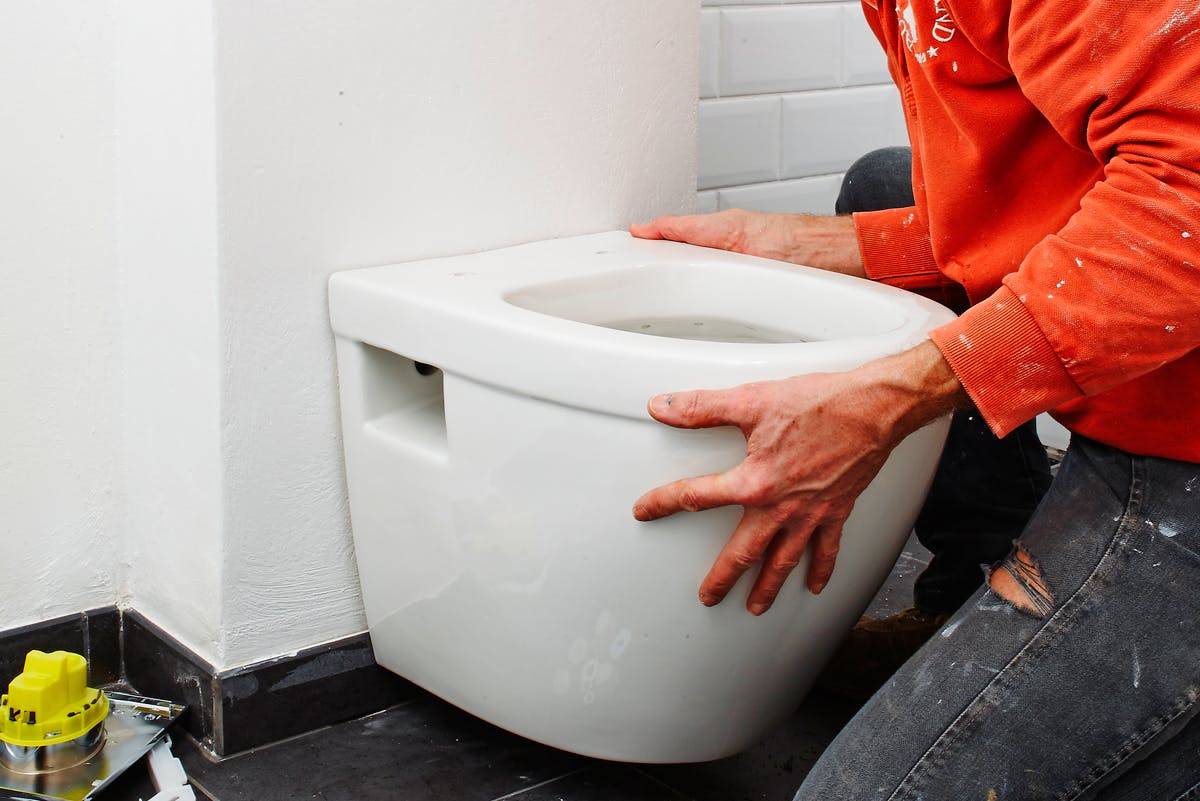 Den enkla, stilrena och vägghängda wc-stolen är lätt att hålla ren. Och det blir lättare att tvätta golvet när den gamla toaletten är borta.