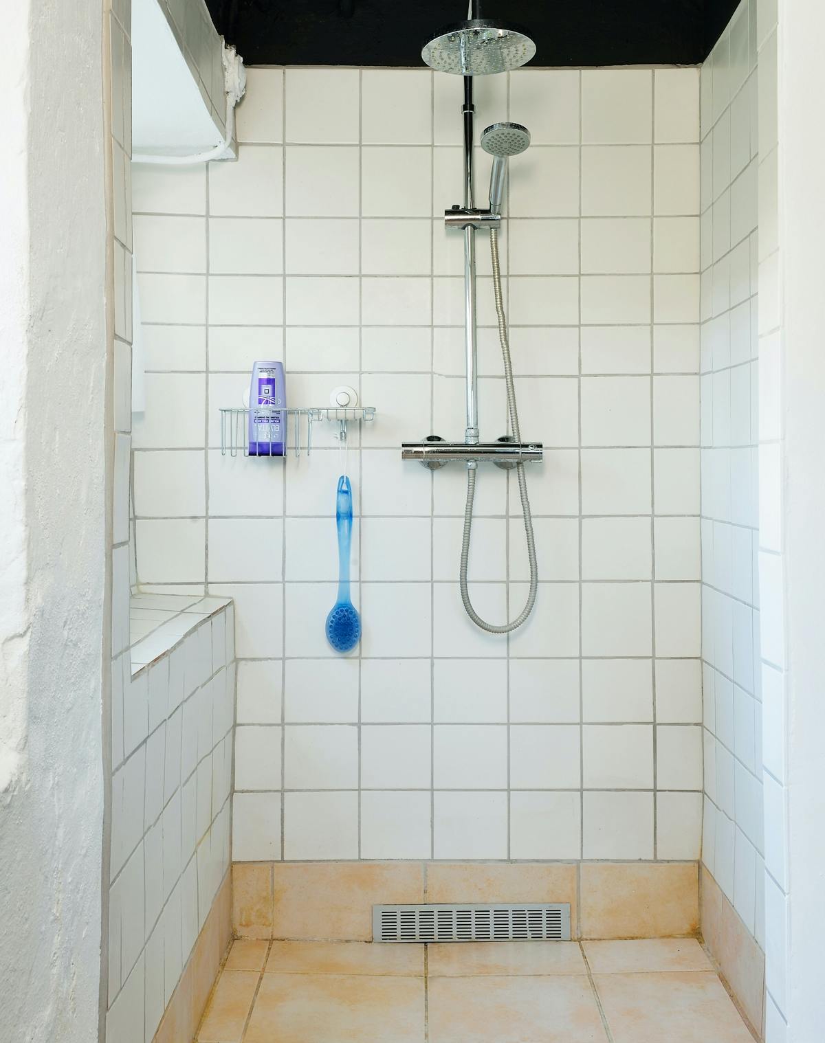 Den här snygga duschkabinen är byggd av lättbetong, men materialet kan användas till mycket annat.