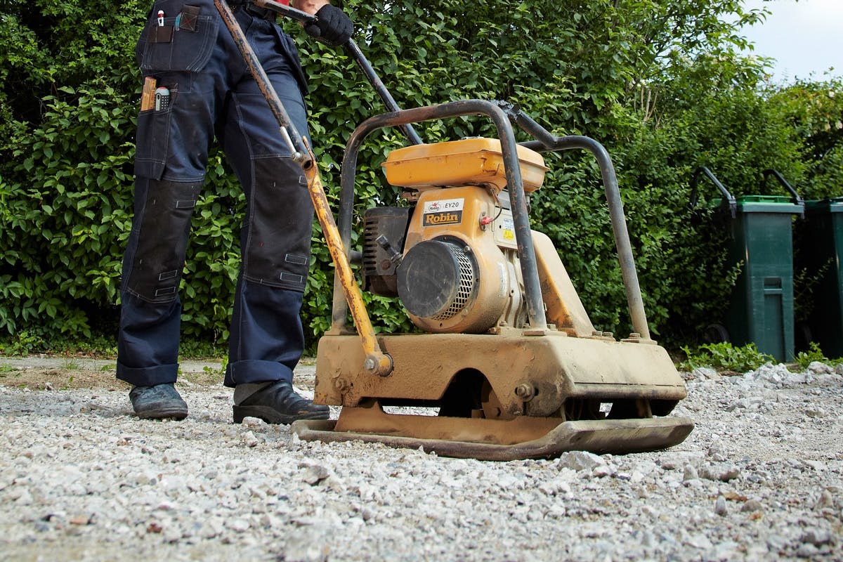Det kræver en god, tung pladevibrator, når en bund af knust beton skal stampes. Den skal mindst veje 100 kg.