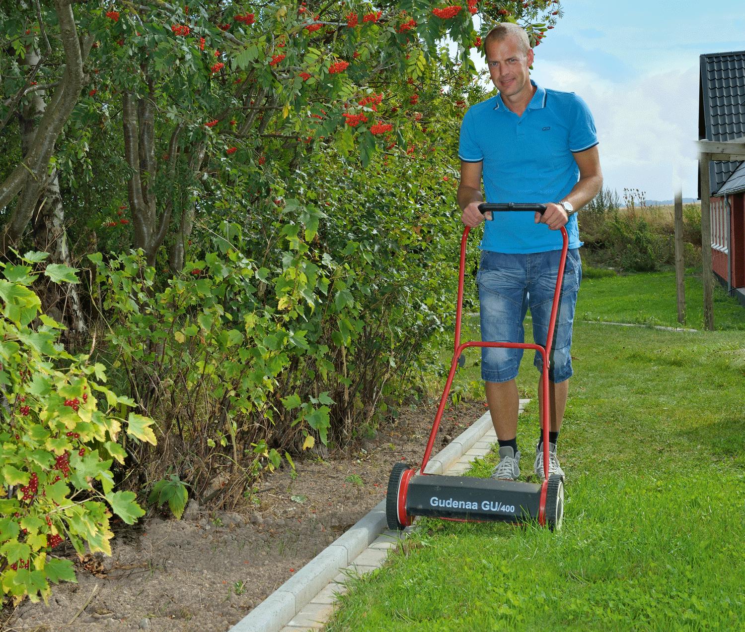 Den lave delen av den nye kanten gjør det lett å slå gresset utenfor grensen til plenen.