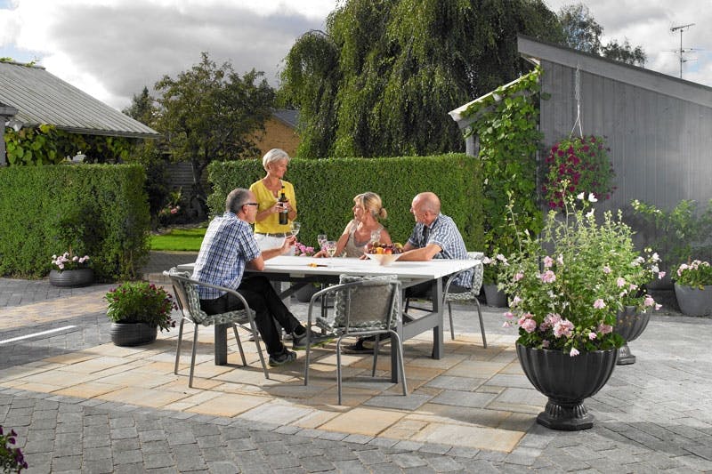 Indret gårdhaven med farvede sten og fliser