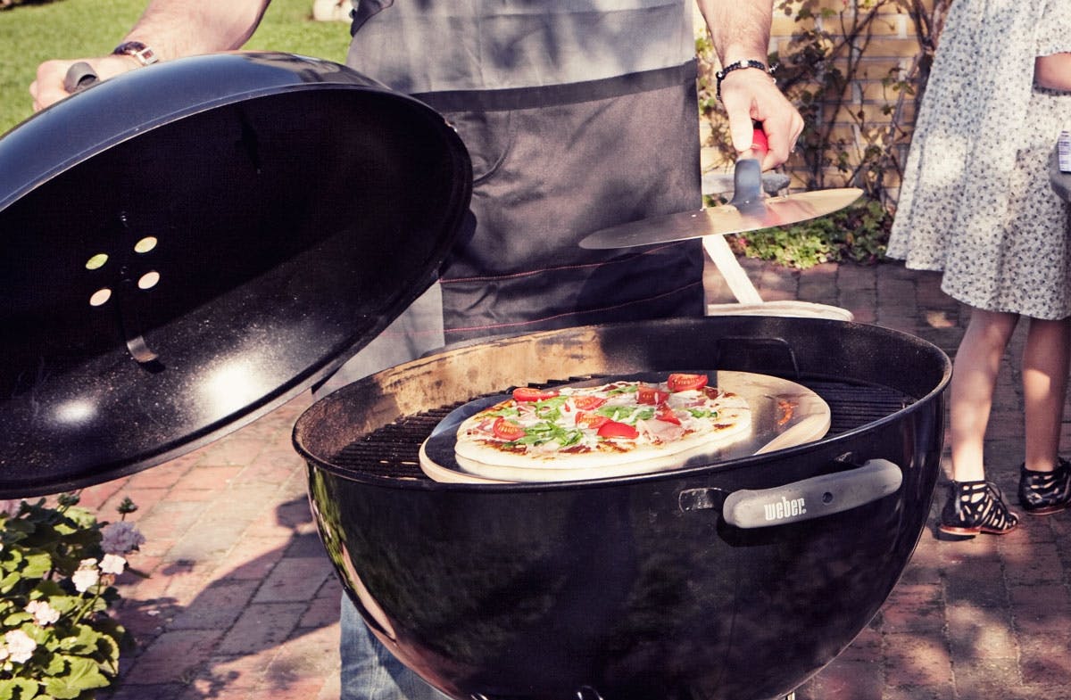 Når der grilles, kan der let opstå en situation, hvor du får brug for hurtigt at sætte ting fra dig – derfor er det smart med et lille grillbord i nærheden.