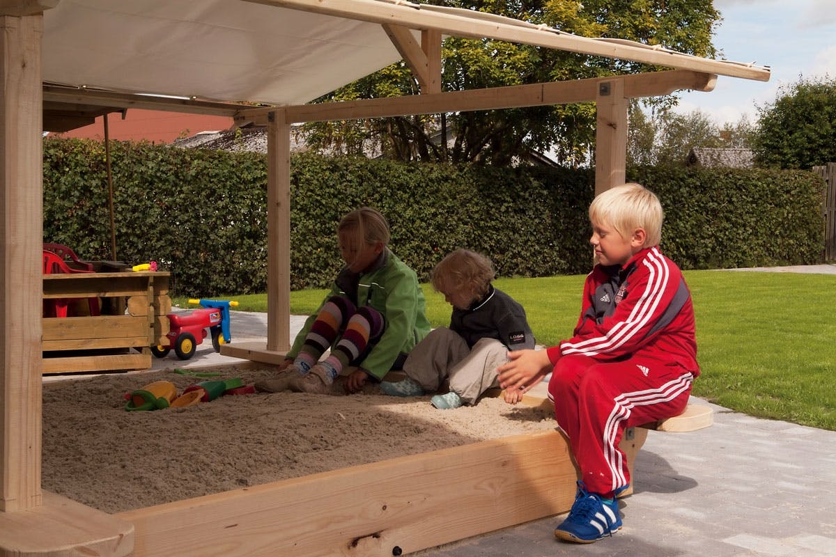 Sandlådan är så stor att också grannarnas barn kan vara med och leka.