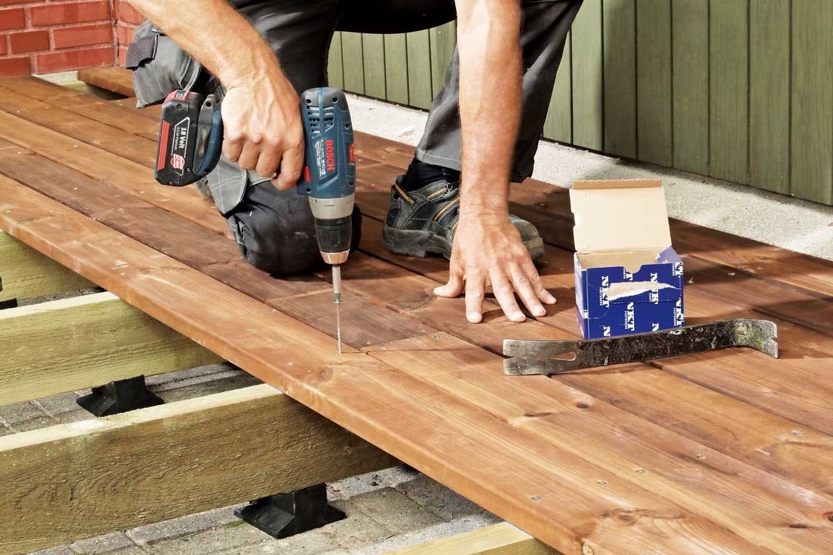 Terrassen er lagt direkte ovenpå den gamle fliseterrasse og justeret i vater ved hjælp af kiler.