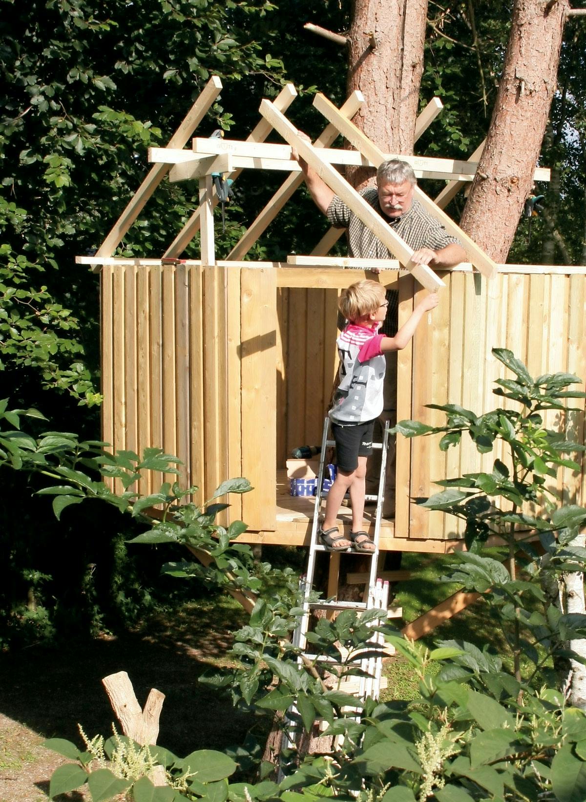 En hule i et træ er et hyggeligt familiebyggeprojekt for store og små.