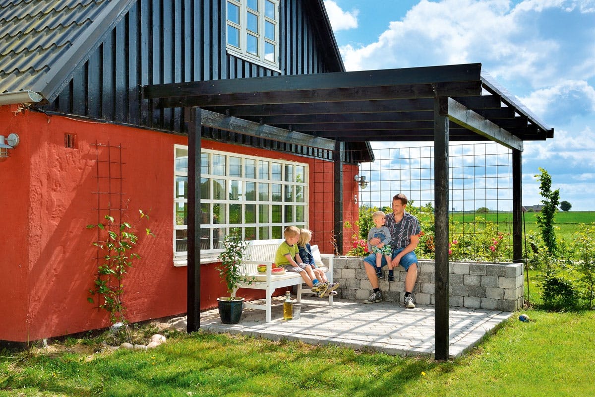 Overdækningen er bygget, så den passer til huset, fordi vi har brugt samme materiale og malet med samme farve.