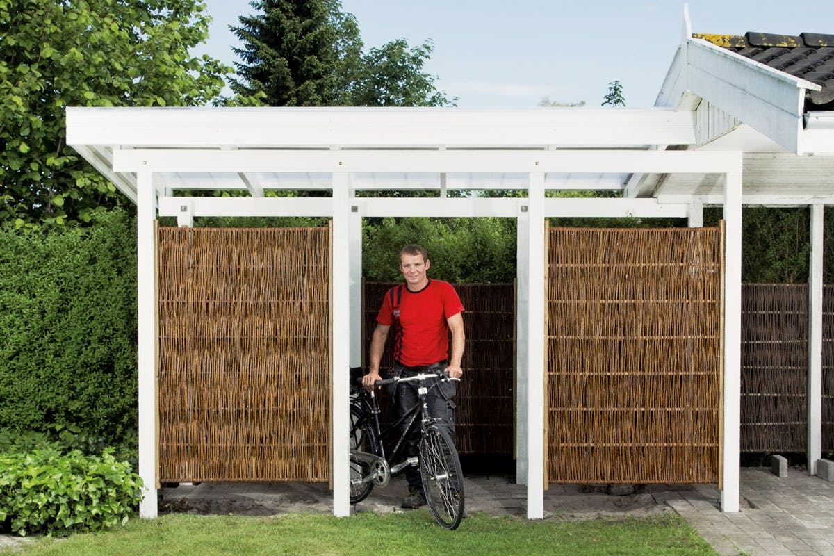 Ett enkelt men också elegant skjul för cyklar, redskap, ved, utemöbler eller vad du vill. Du kan välja andra skärmar till väggarna eller klä dem med träpanel.
