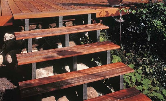 Den ferdige trappen slipes, og tilsettes en god treolje for utendørs bruk. Bankirai, som vi har brukt, er meget holdbart. Når oljen tilsettes med en gang, og deretter i ny og ne, vil trappen holde i 40-50 år.