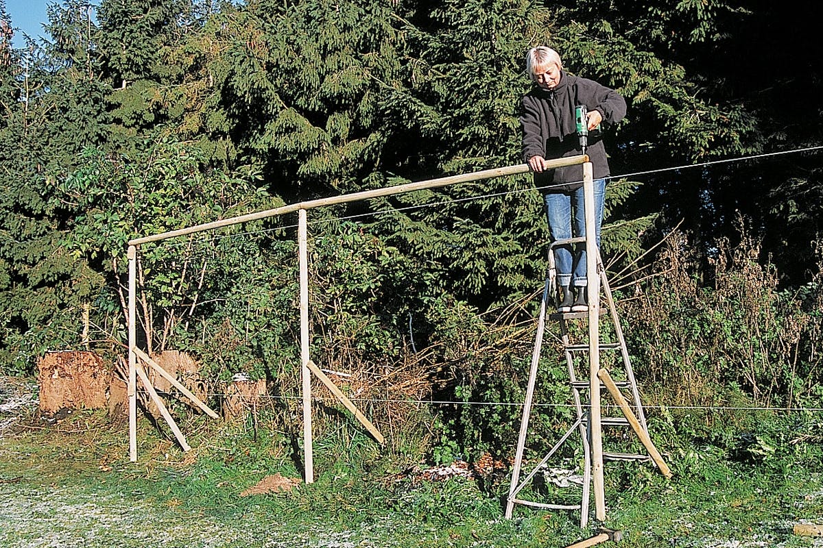 Hegnet består af trykimprægnerede rafter, der er 220 cm lange. Rafterne bruges både som stolper og overliggere.