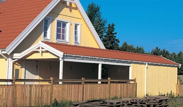 Carport i træ, der matcher huset