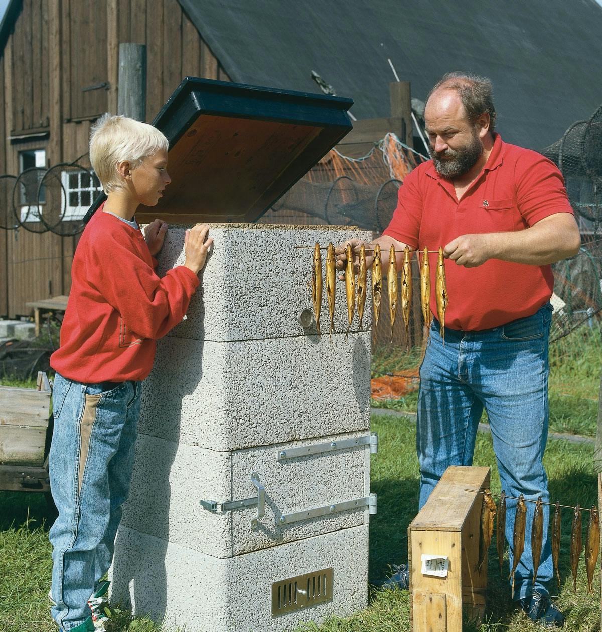 Det nappade! Ett spett med nyrökta böcklingar är klart. Med fyra block som på bilden klarar röken fiskar på upp till 60 cm.