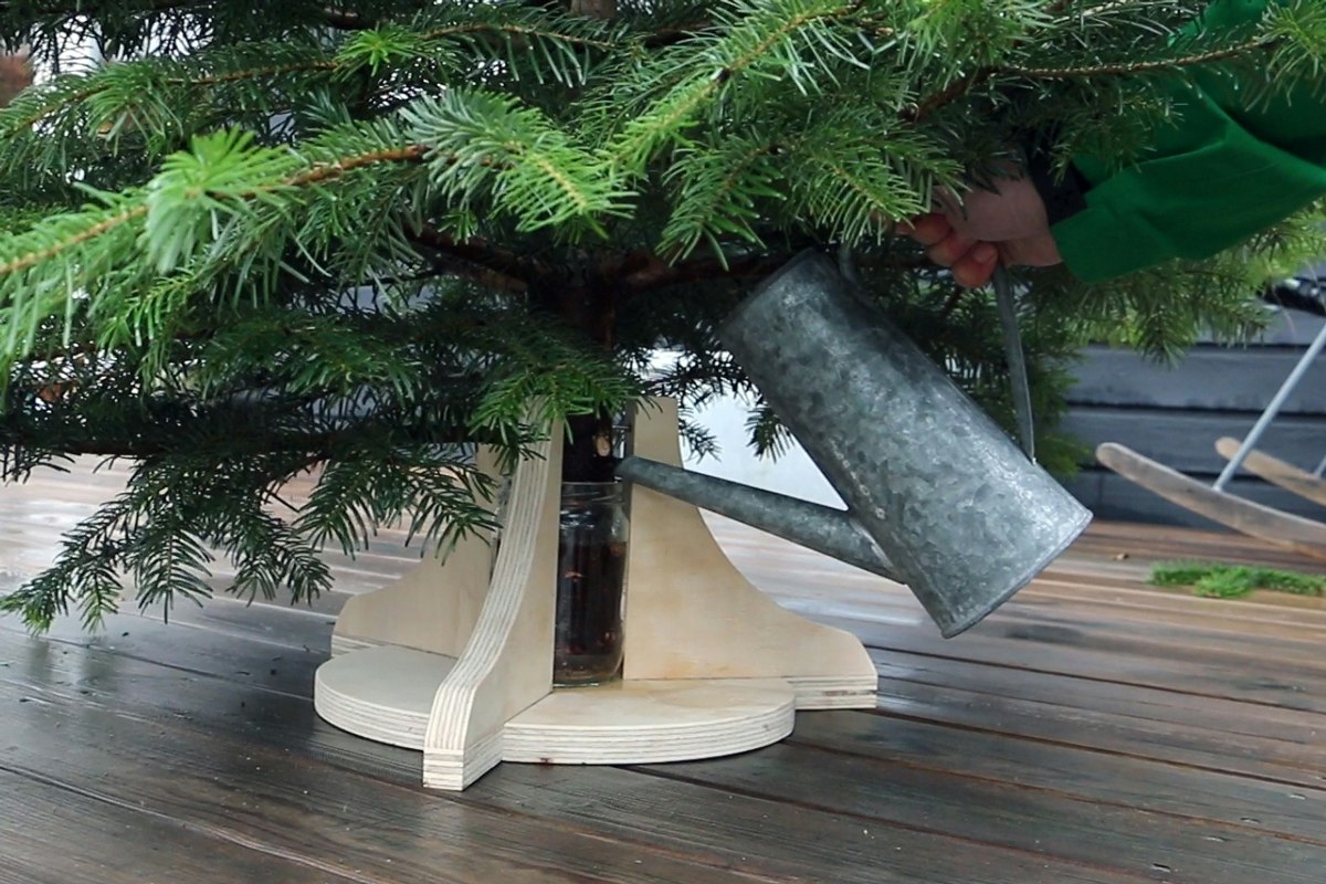 Hjemmelaget juletrefot med vanningsmulighet | gjoerdetselv.com