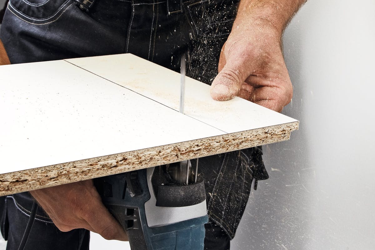STERKT: Laminatplaters harde overflate lages av lim og mange lag med papir eller papp, som presses sammen under ekstremt høyt trykk og varme.