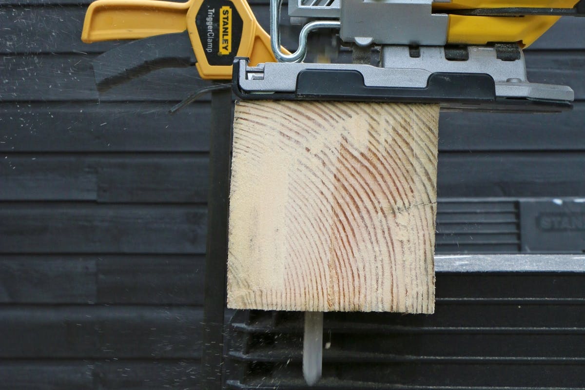 Med litt tålmodighet, kan en stolpe på 98 x 98 mm fint kappes med en stikksag.