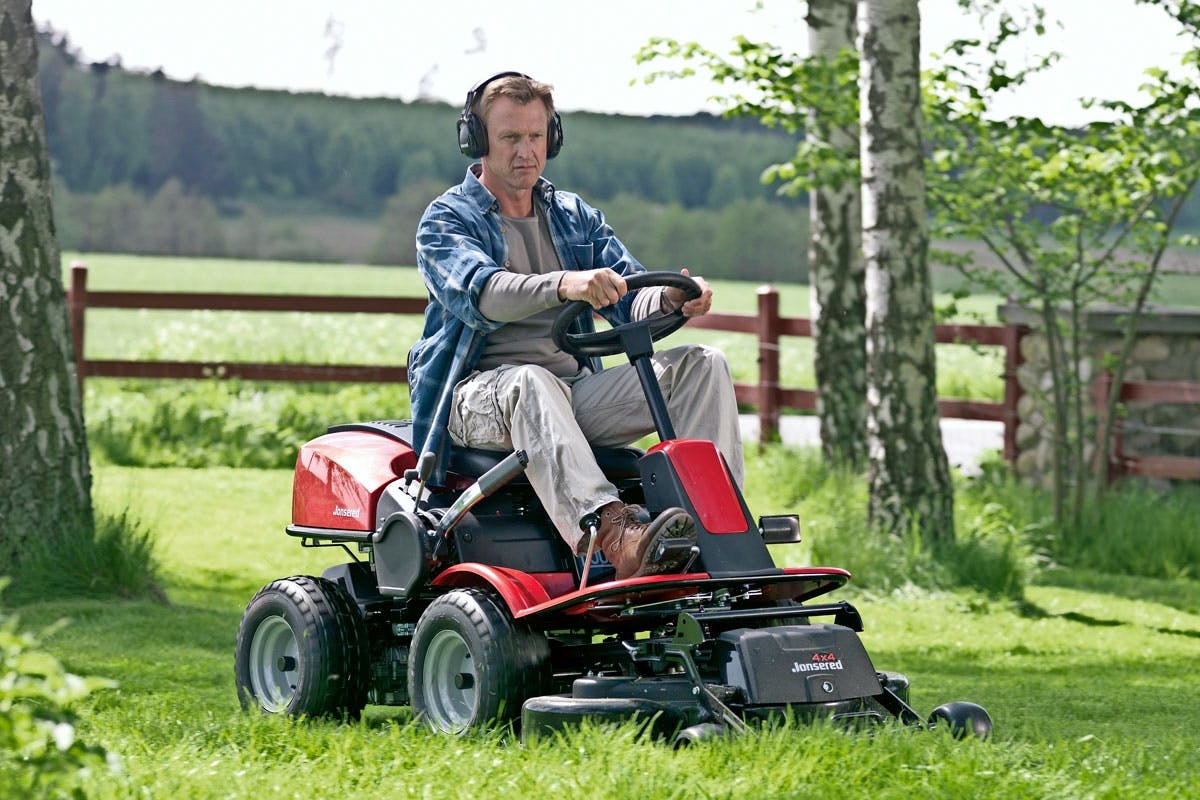 ØNSKEJOB: Med en havetraktor eller en rider kan der godt blive kamp om at få lov at klippe den store græsplæne.