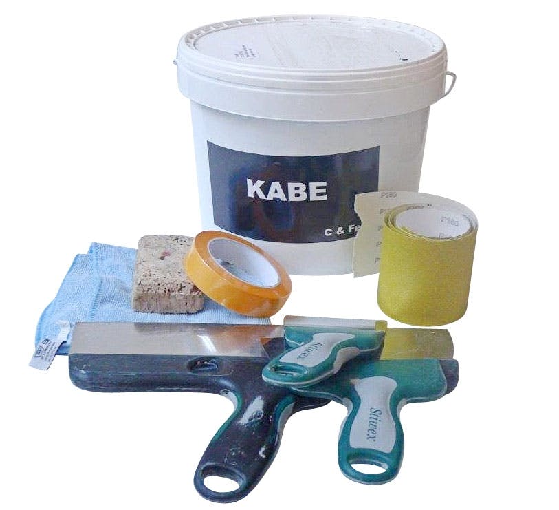 Kabe købes færdigblandet i 10 liter spande.