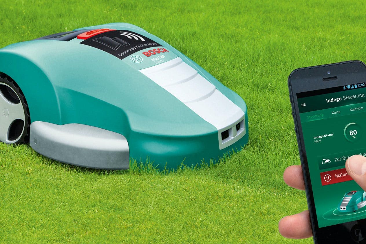 Med hjelp av mobiltelefonen, kan du stille inn når plenen skal slås.