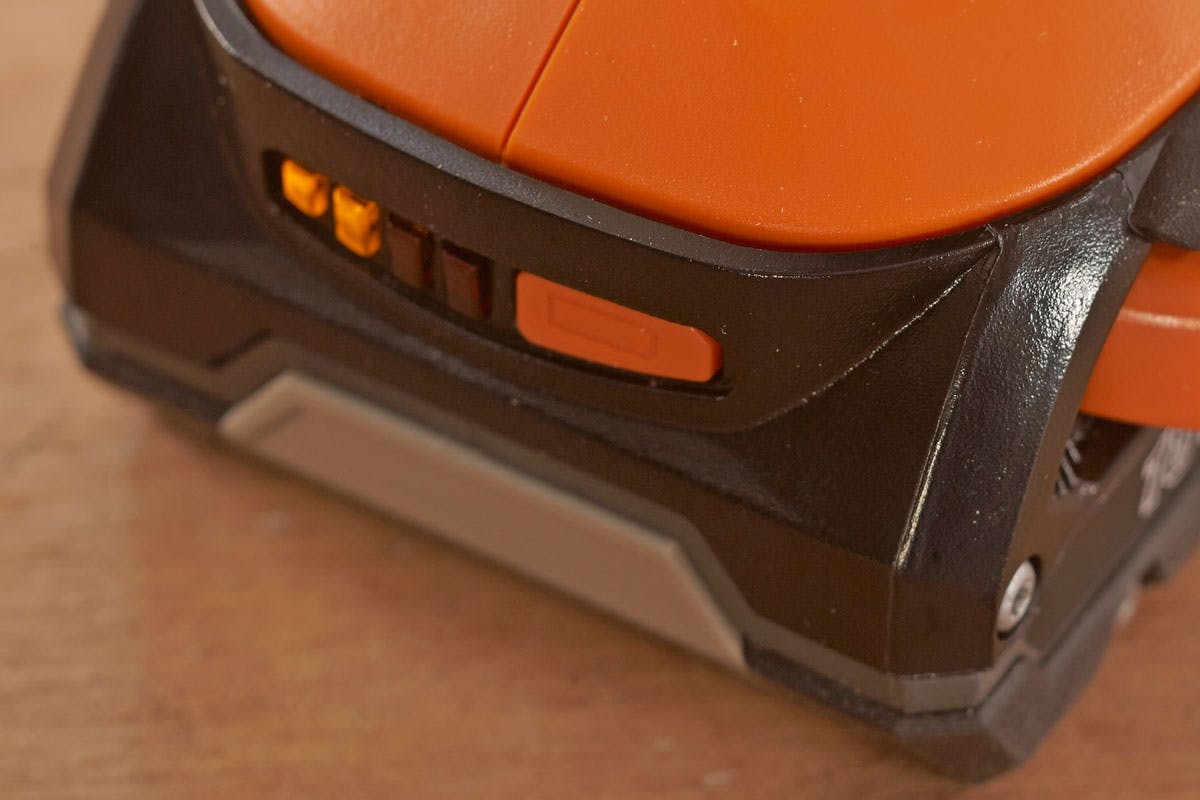 **INDIKATOR:** Om det finns en indikator på batteriet kan du se när det blir dags att ladda det eller om det ska ladda innan du börjar.