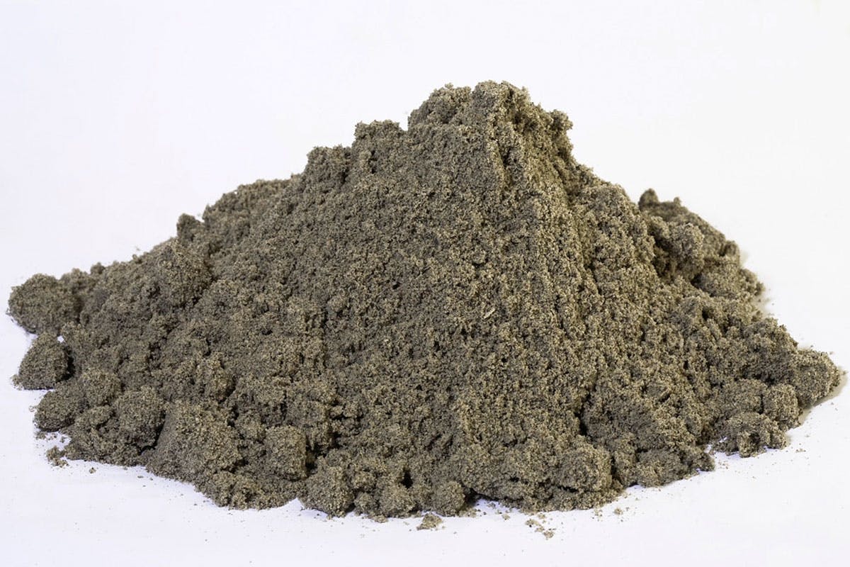 **FUGESAND
Kornstørrelse: 0-2 mm**
Fugesand brukes mellom heller, betongstein, brostein og andre belegninger. Tidligere ble det ofte brukt strandsand til oppgaven, men fugesand pakker bedre, og gir ugress tyngre vilkår.