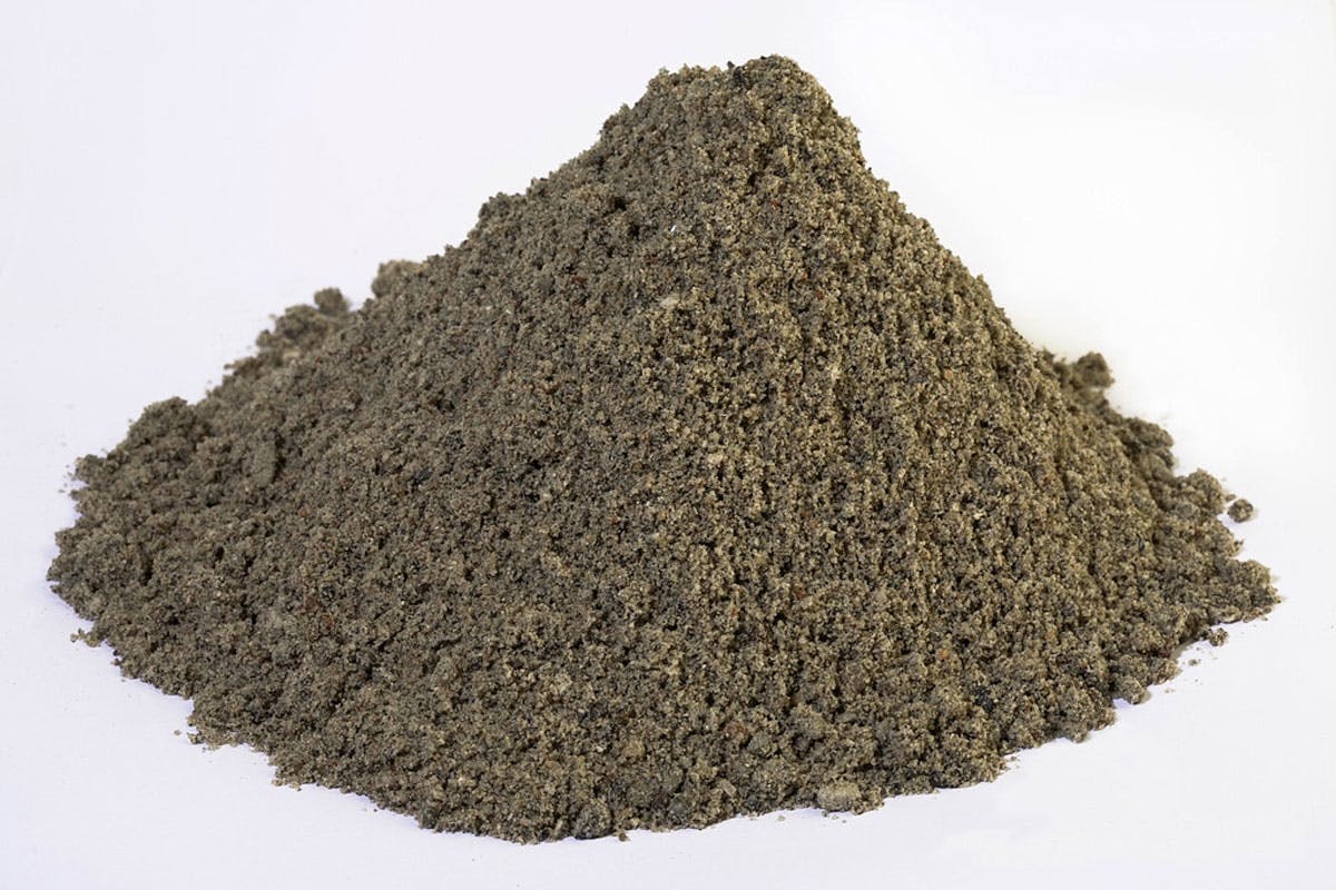 **MURSAND
Kornstorlek: 0-4 mm**
Det kvittar vilket bruk muraren blandar, så använder han mursand (om han inte får färdigblandat bruk). Du får ett utmärkt putsbruk av cement, vatten och mursand.