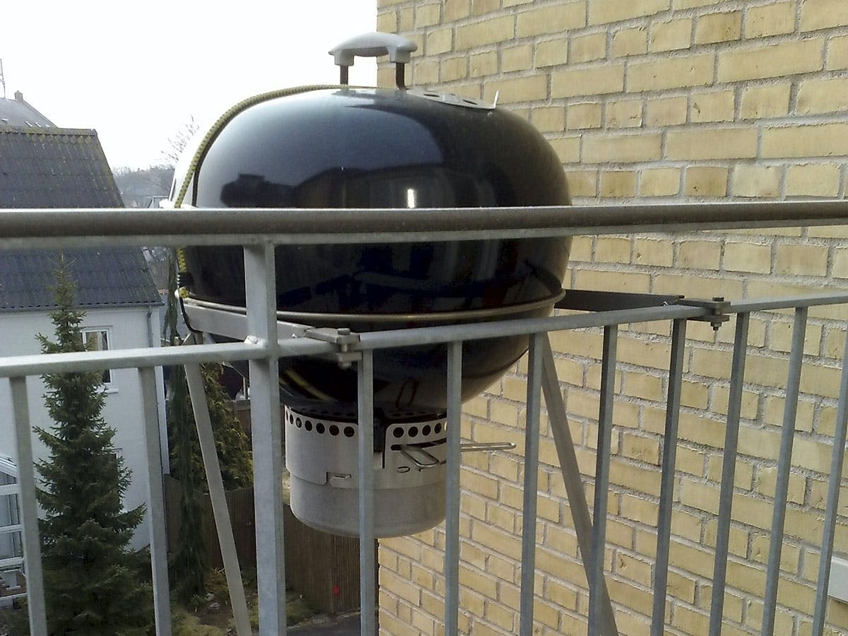 Kokkaa parvekkeella pallogrillillä